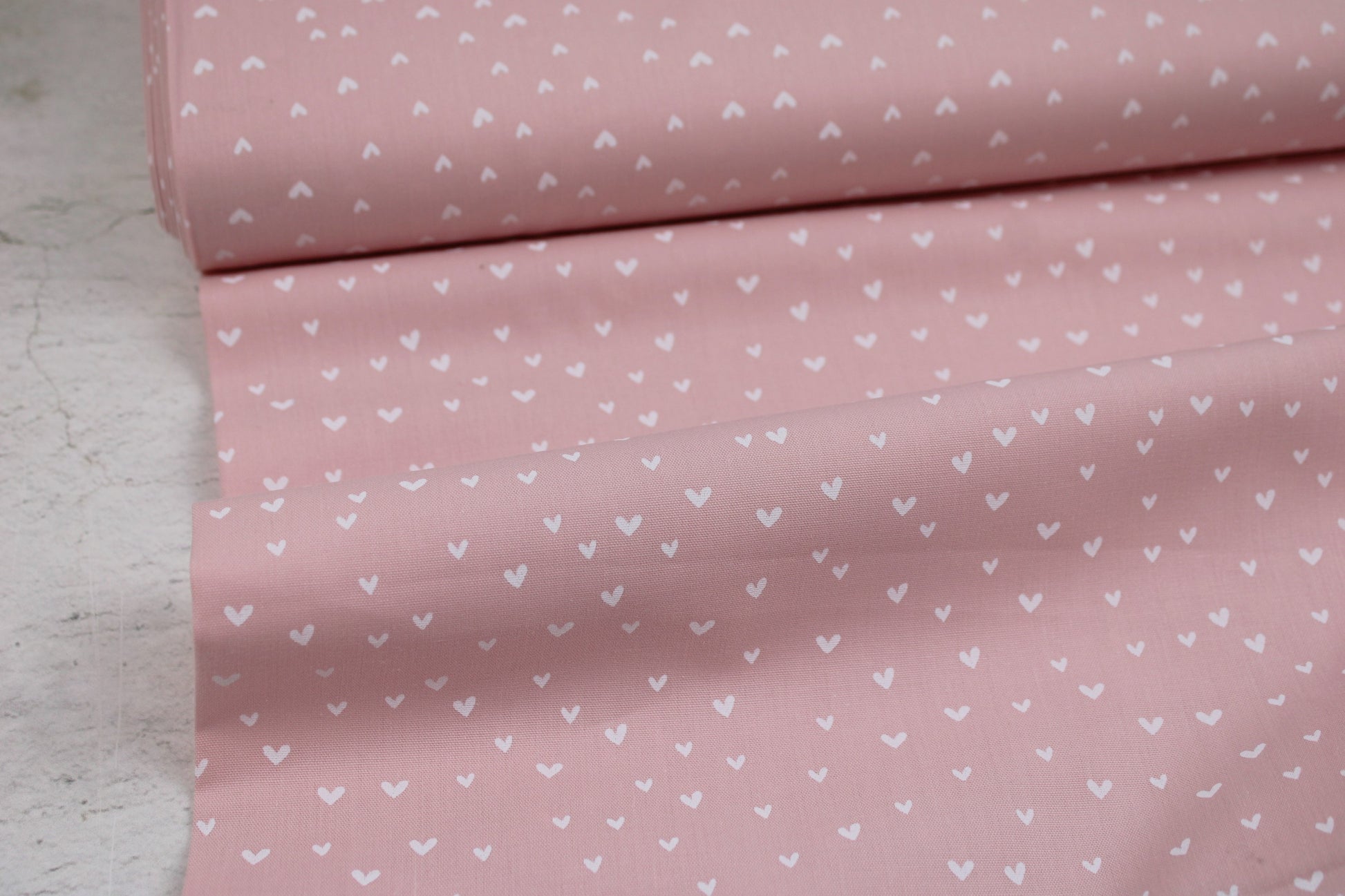 Rosa farbener Baumwollstoff Mini Heart mit kleinen weißen Herzen Ballenansicht