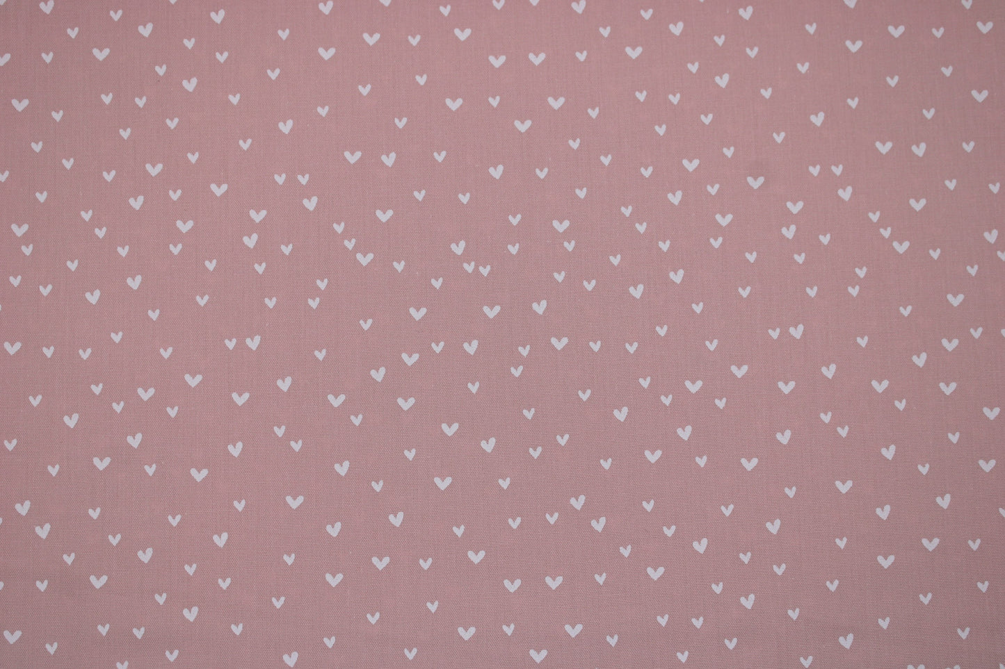 Rosa farbener Baumwollstoff Mini Heart mit kleinen weißen Herzen Detailbild
