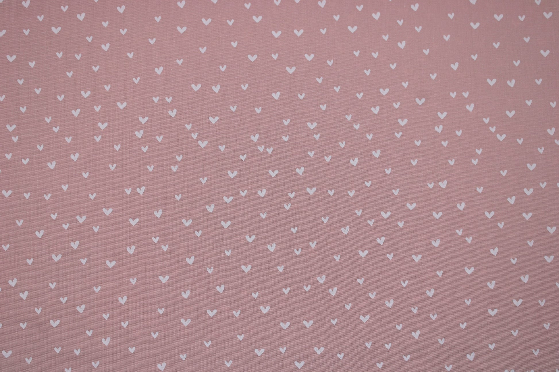Rosa farbener Baumwollstoff Mini Heart mit kleinen weißen Herzen Detailbild