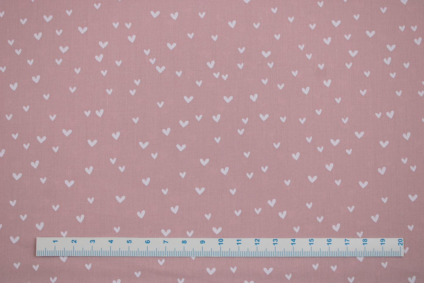 Rosa farbener Baumwollstoff Mini Heart mit kleinen weißen Herzen Maßstab
