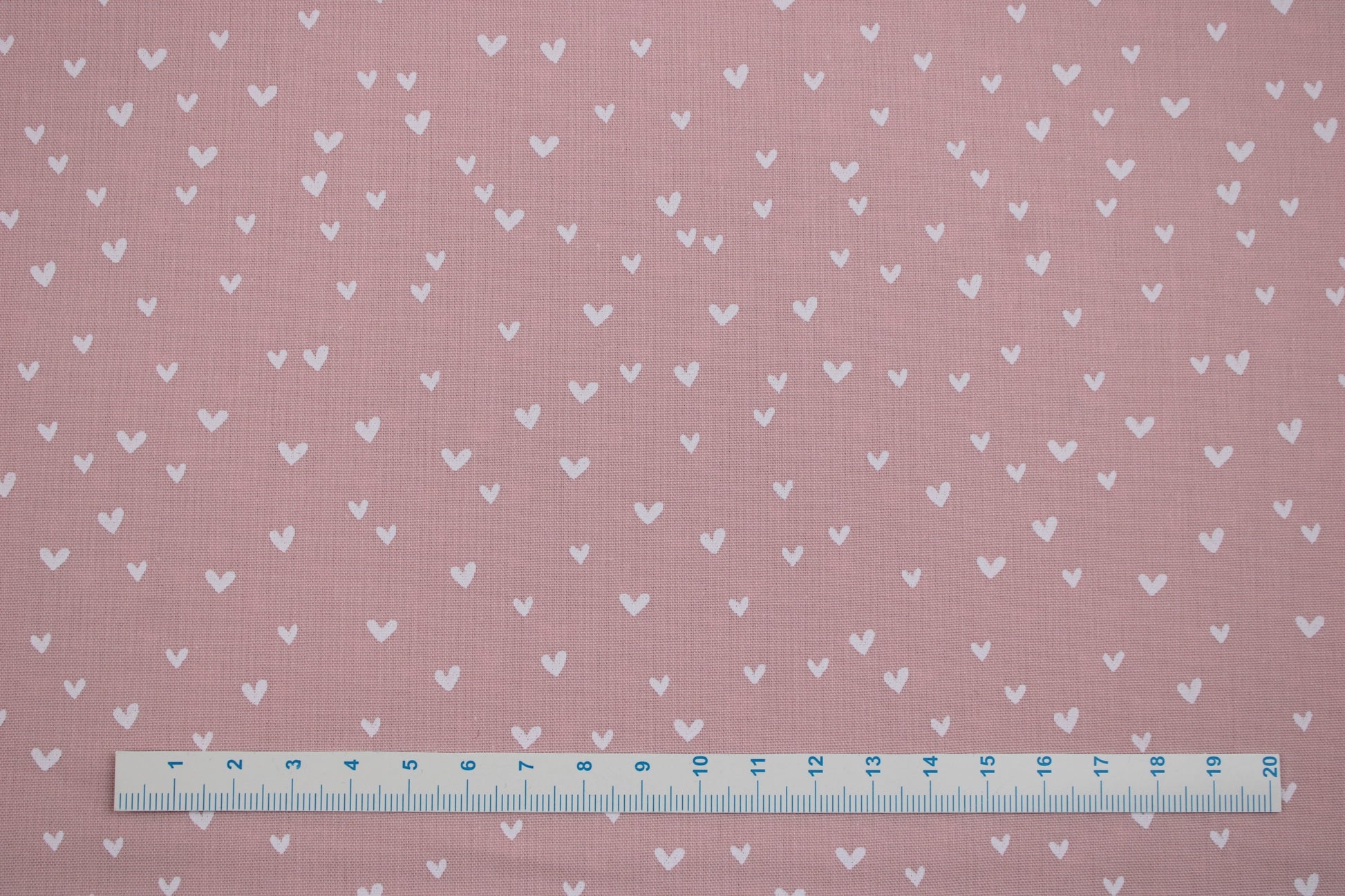 Rosa farbener Baumwollstoff Mini Heart mit kleinen weißen Herzen Maßstab