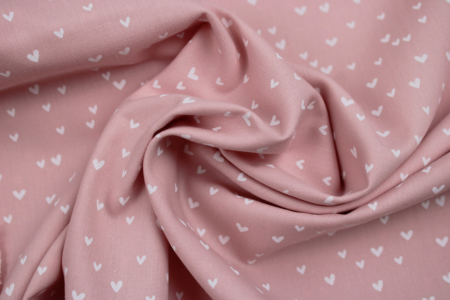 Rosa farbener Baumwollstoff Mini Heart mit kleinen weißen Herzen gedreht