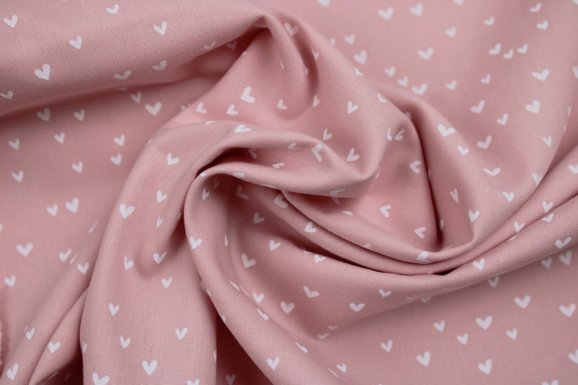 Rosa farbener Baumwollstoff Mini Heart mit kleinen weißen Herzen gedreht