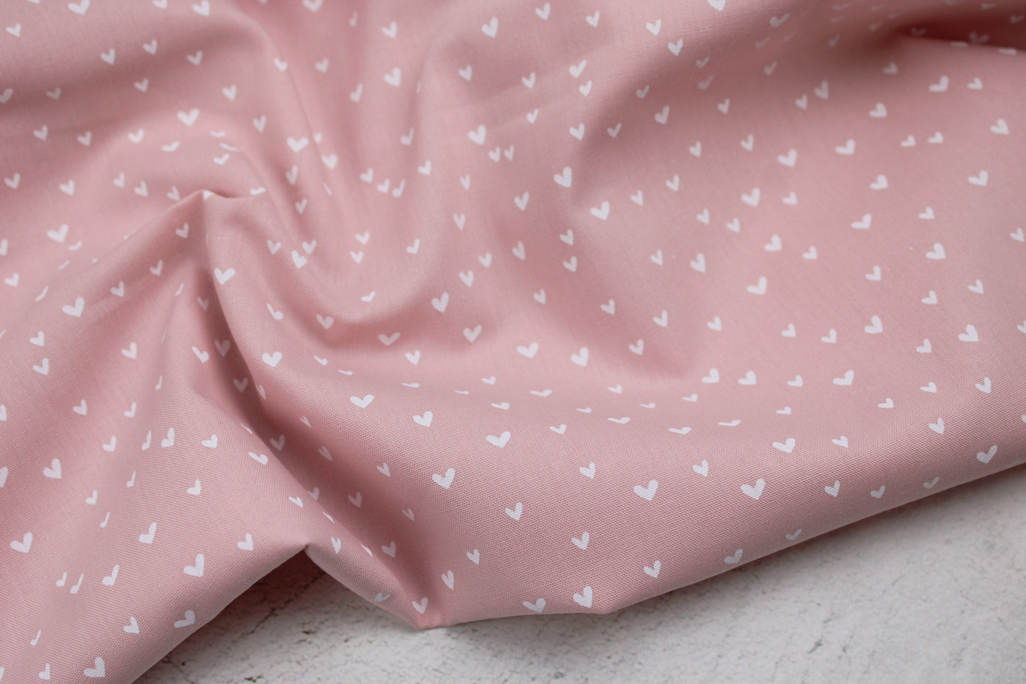 Rosa farbener Baumwollstoff Mini Heart mit kleinen weißen Herzen