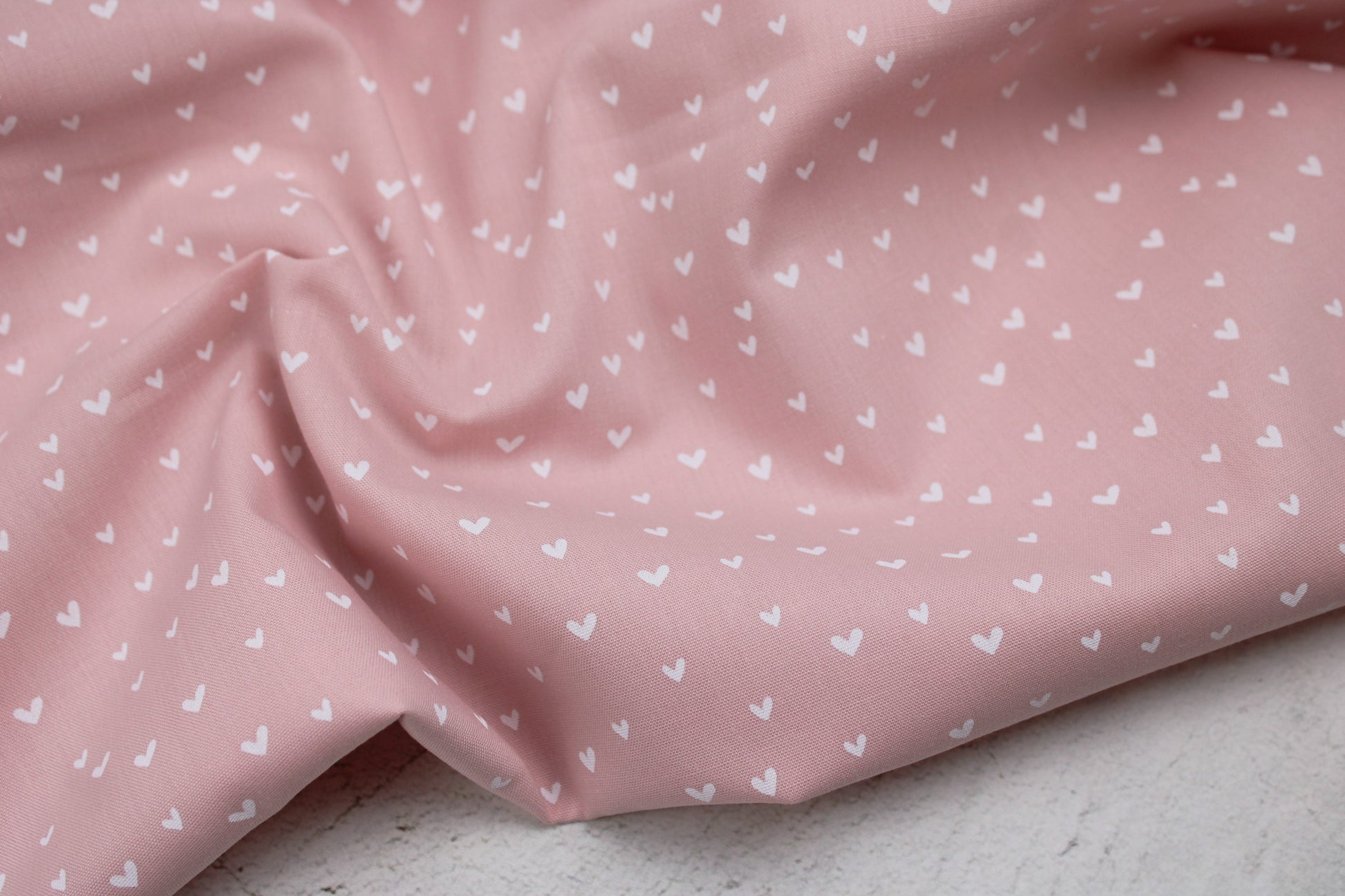 Rosa farbener Baumwollstoff Mini Heart mit kleinen weißen Herzen