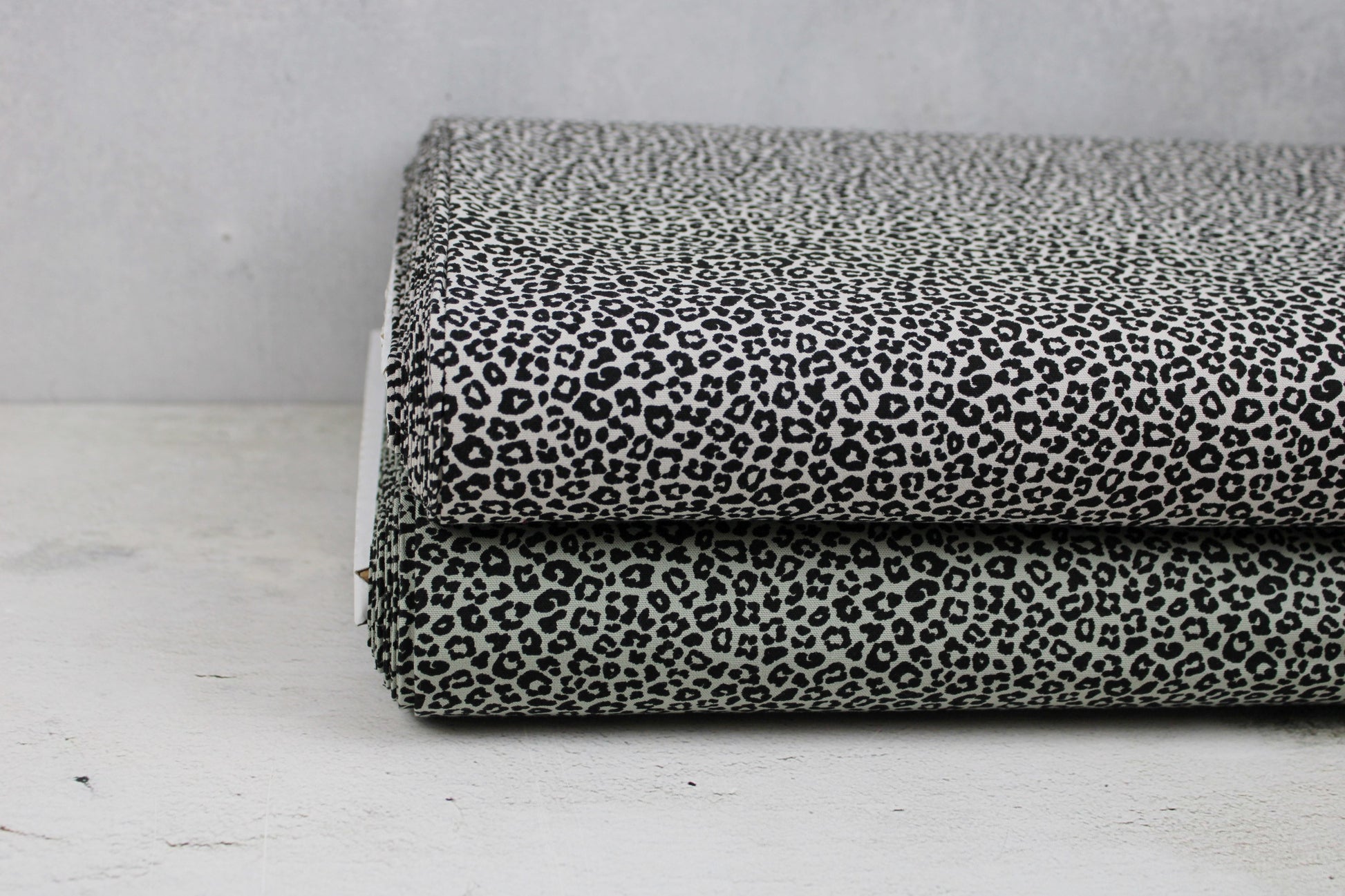 Baumwollstoff Mini Leopard mit kleinem Leomuster in salbei und beige