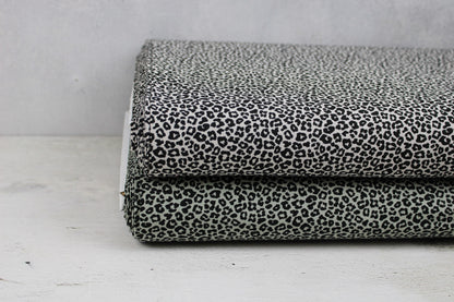 Baumwollstoff Mini Leopard mit kleinem Leomuster in salbei und beige