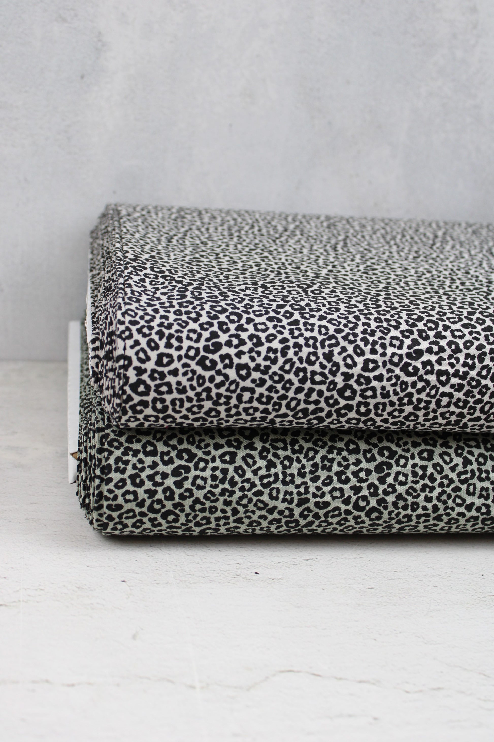 Baumwollstoff Mini Leopard mit kleinem Leomuster 