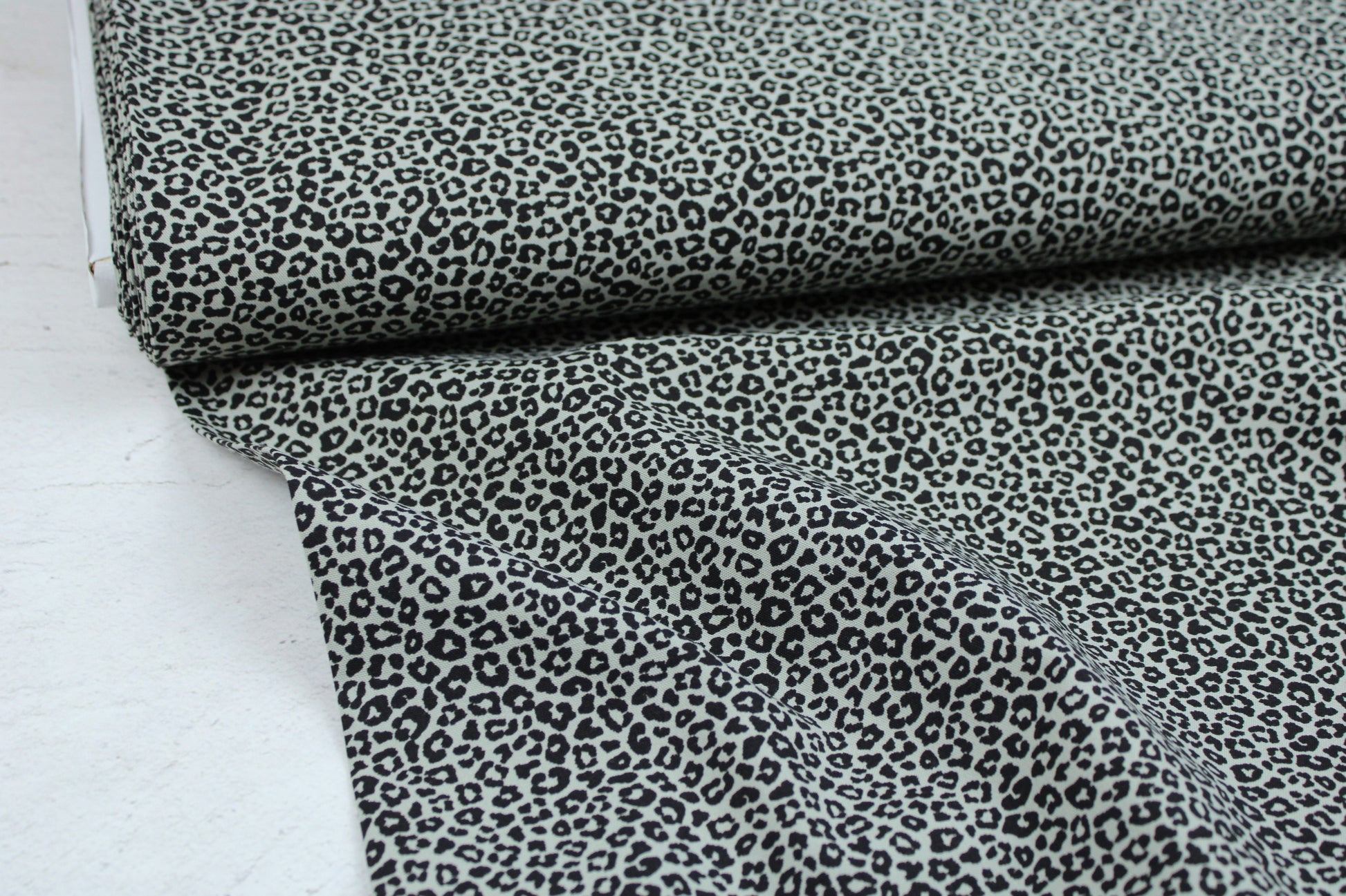 Salbei farbener Baumwollstoff Mini Leopard mit kleinem Leomuster Ballenansicht