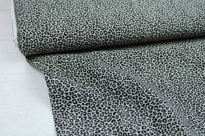 Salbei farbener Baumwollstoff Mini Leopard mit kleinem Leomuster Ballenansicht