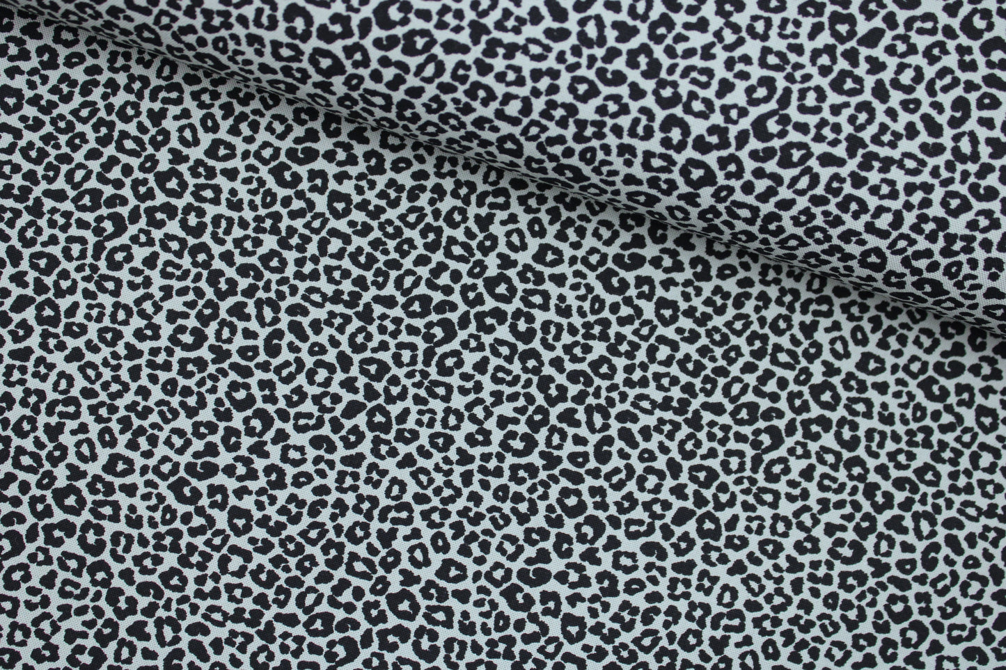Salbei farbener Baumwollstoff Mini Leopard mit kleinem Leomuster quer