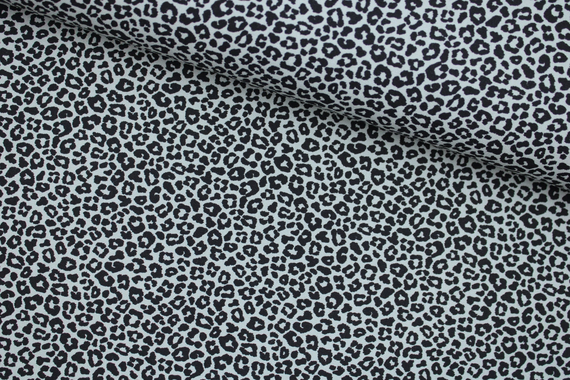 Salbei farbener Baumwollstoff Mini Leopard mit kleinem Leomuster quer