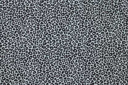 Salbei farbener Baumwollstoff Mini Leopard mit kleinem Leomuster Detailbild
