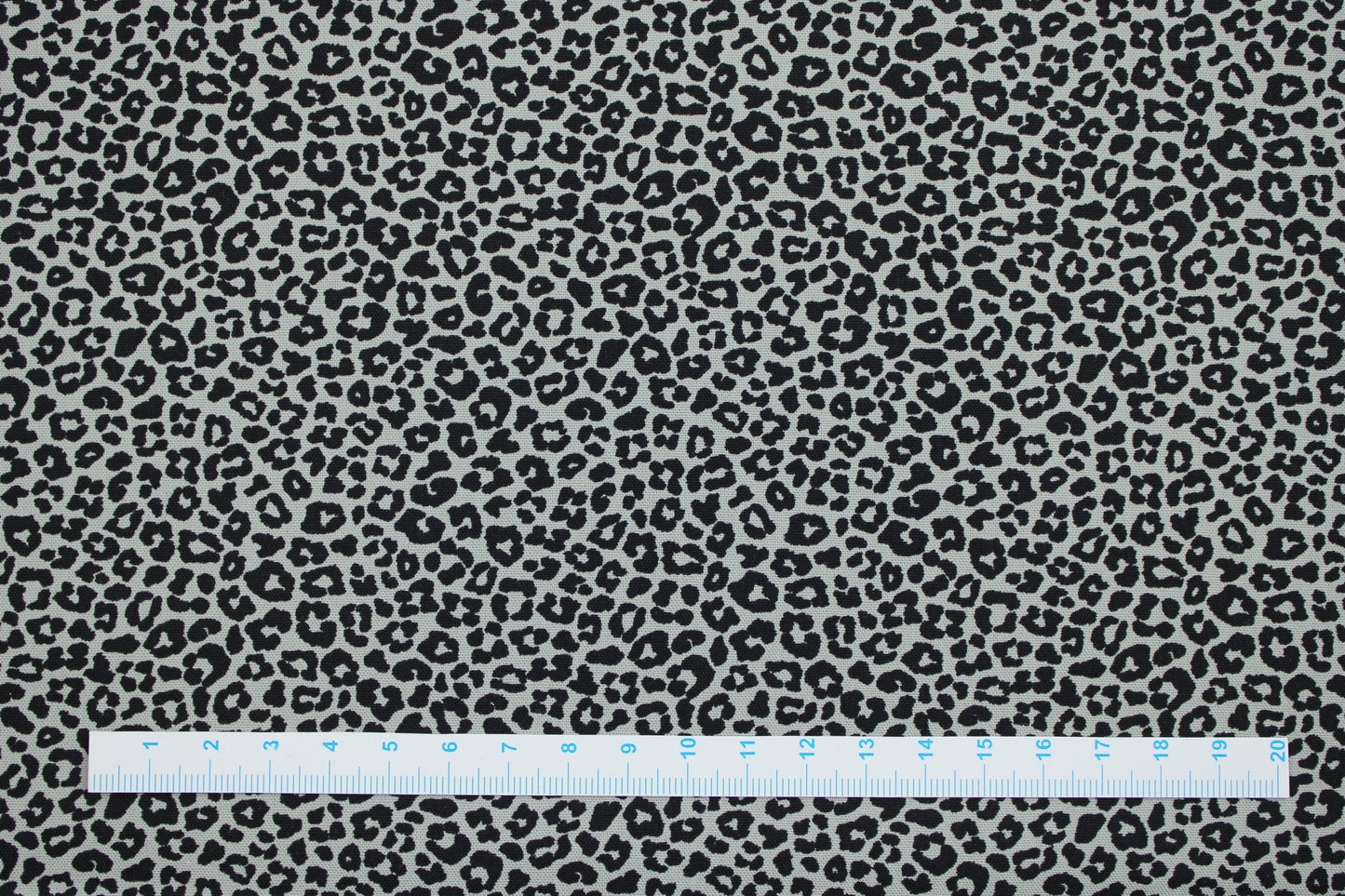 Salbei farbener Baumwollstoff Mini Leopard mit kleinem Leomuster Maßstab