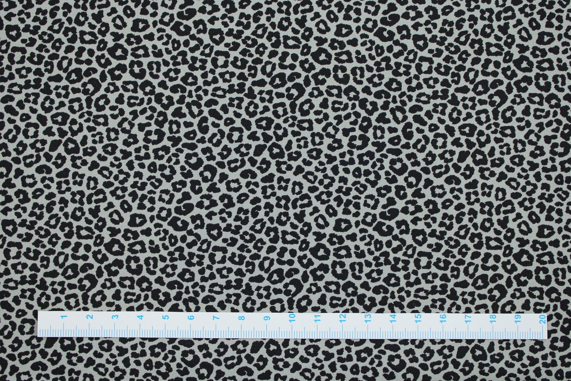 Salbei farbener Baumwollstoff Mini Leopard mit kleinem Leomuster Maßstab