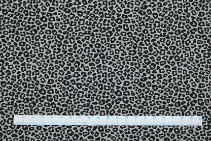 Salbei farbener Baumwollstoff Mini Leopard mit kleinem Leomuster Maßstab