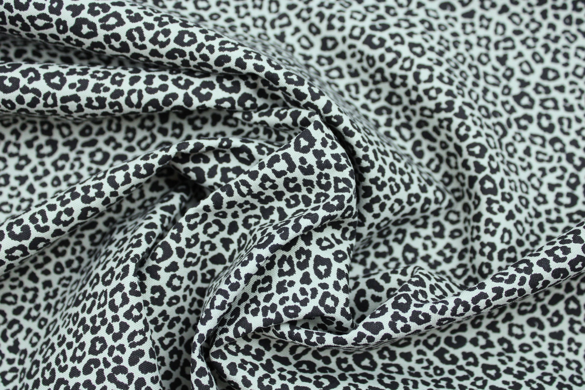 Salbei farbener Baumwollstoff Mini Leopard mit kleinem Leomuster gedreht