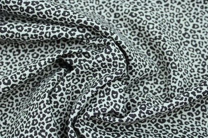 Salbei farbener Baumwollstoff Mini Leopard mit kleinem Leomuster gedreht