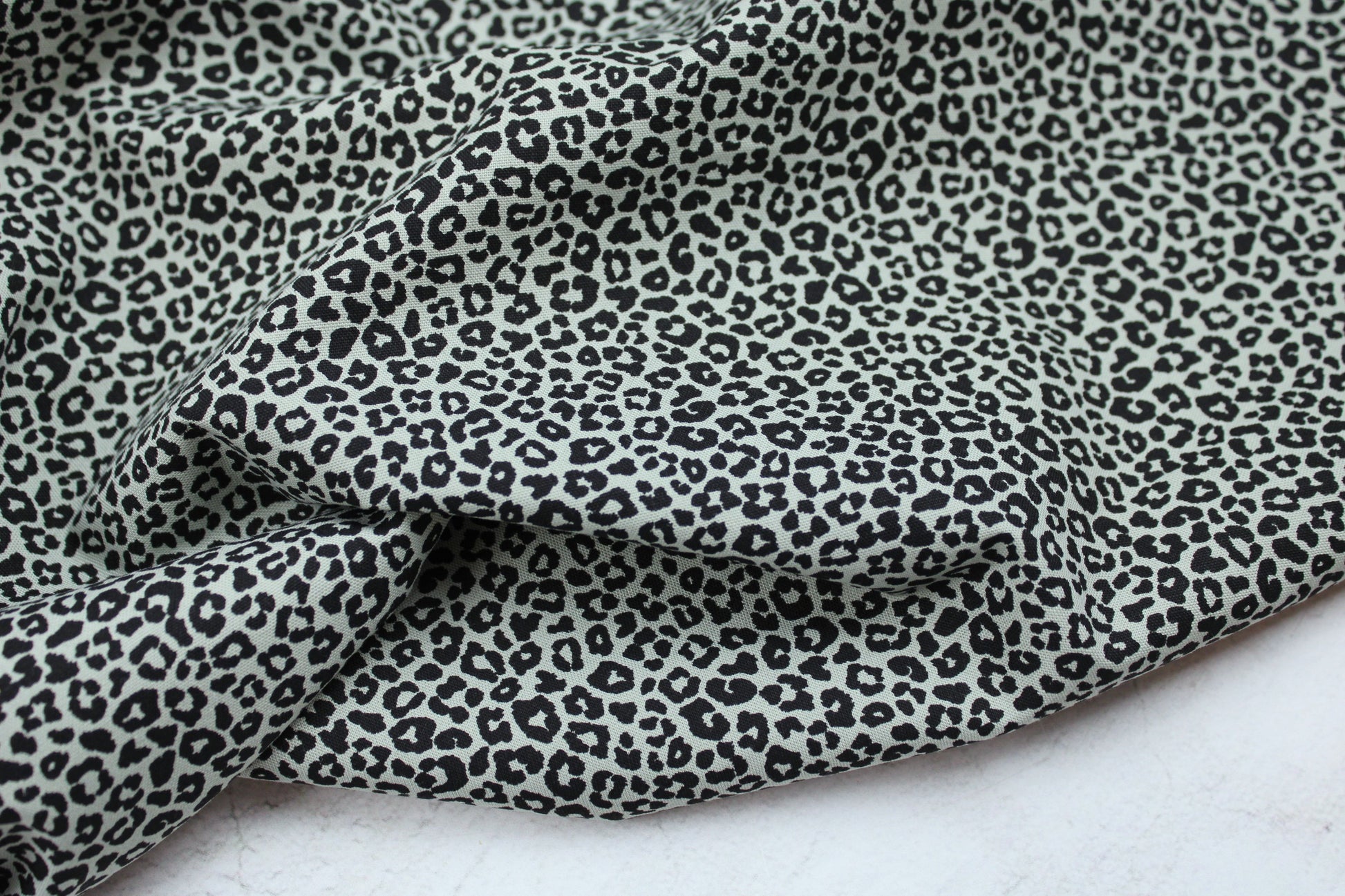 Salbei farbener Baumwollstoff Mini Leopard mit kleinem Leomuster