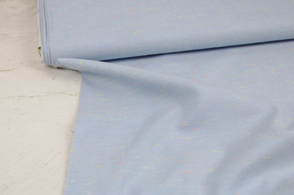 Baumwollstoff in Hellblau mit kleinen Neonfäden in Orange und Gelb Ballenansicht
