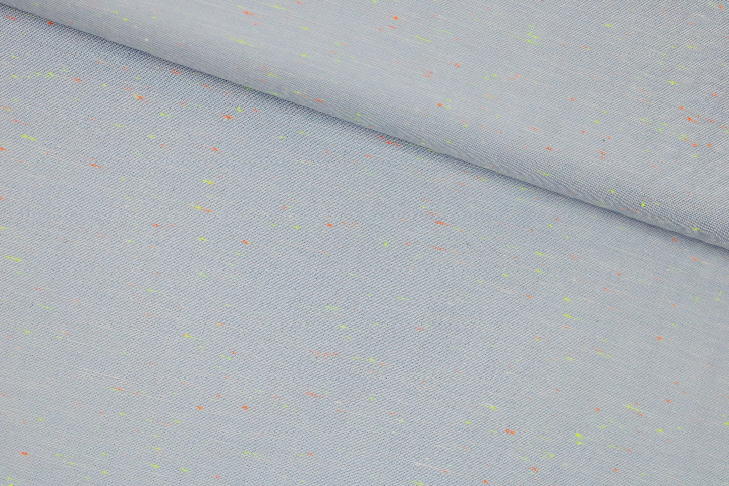 Baumwollstoff in Hellblau mit kleinen Neonfäden in Orange und Gelb quer