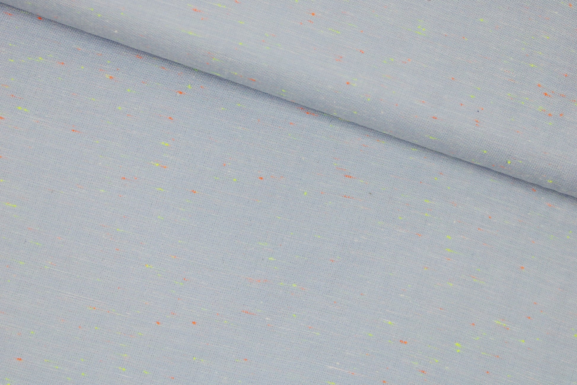 Baumwollstoff in Hellblau mit kleinen Neonfäden in Orange und Gelb quer