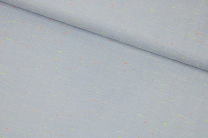 Baumwollstoff in Hellblau mit kleinen Neonfäden in Orange und Gelb quer