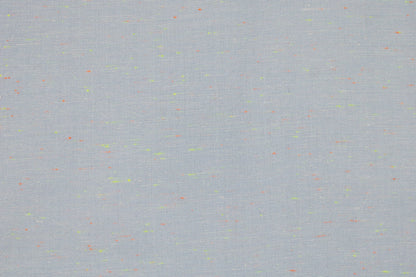 Baumwollstoff in Hellblau mit kleinen Neonfäden in Orange und Gelb Detailbild