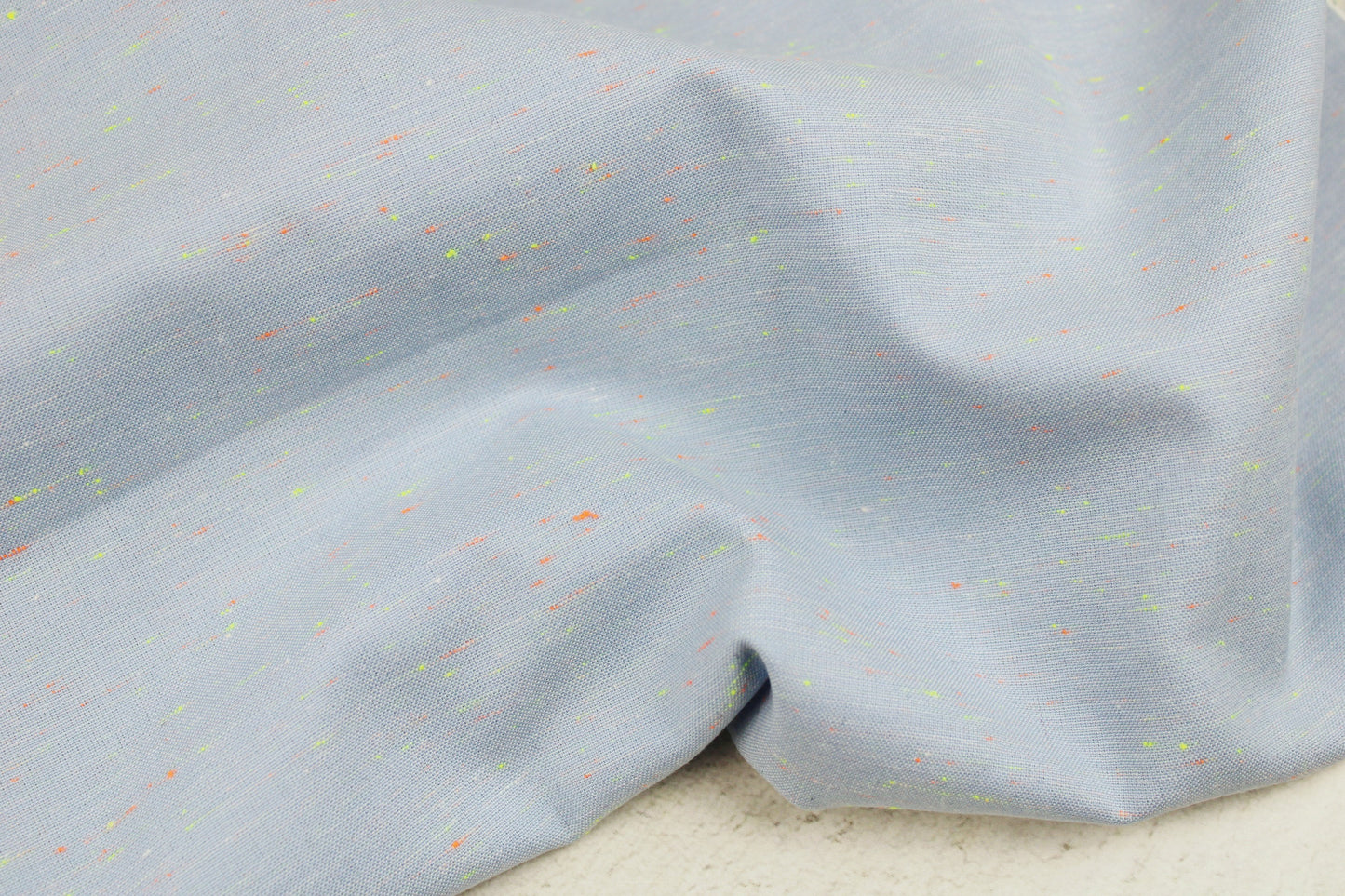 Baumwollstoff in Hellblau mit kleinen Neonfäden in Orange und Gelb