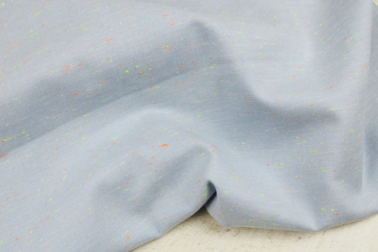Baumwollstoff in Hellblau mit kleinen Neonfäden in Orange und Gelb