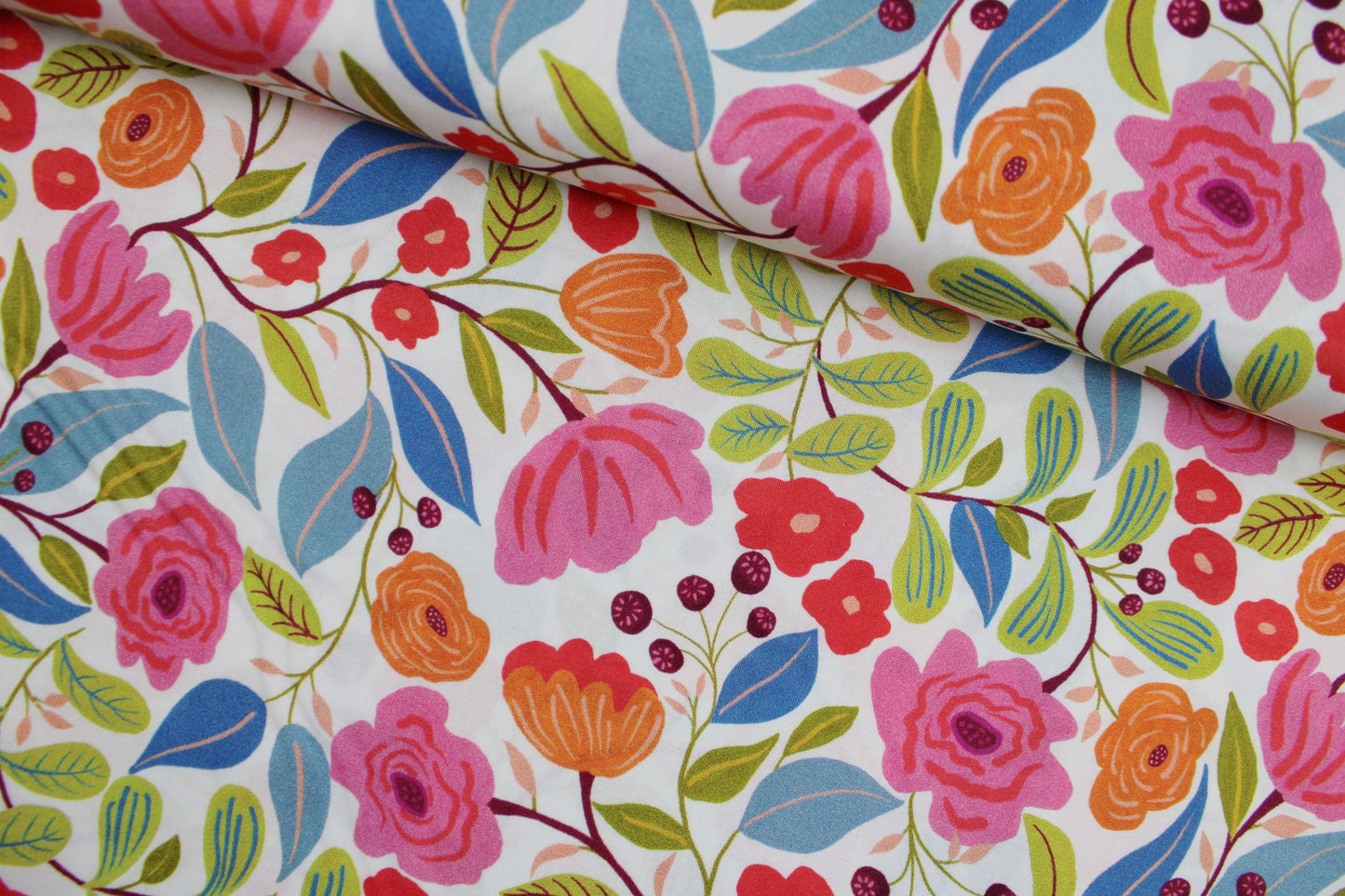 Baumwollstoff Sara´s Garden mit buntem Blumenmuster quer