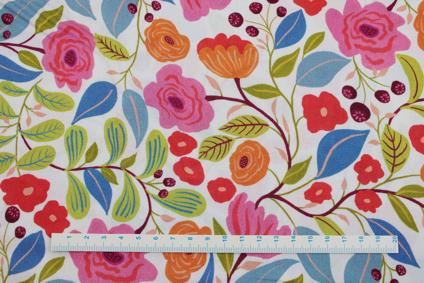 Baumwollstoff Sara´s Garden mit buntem Blumenmuster Maßstab