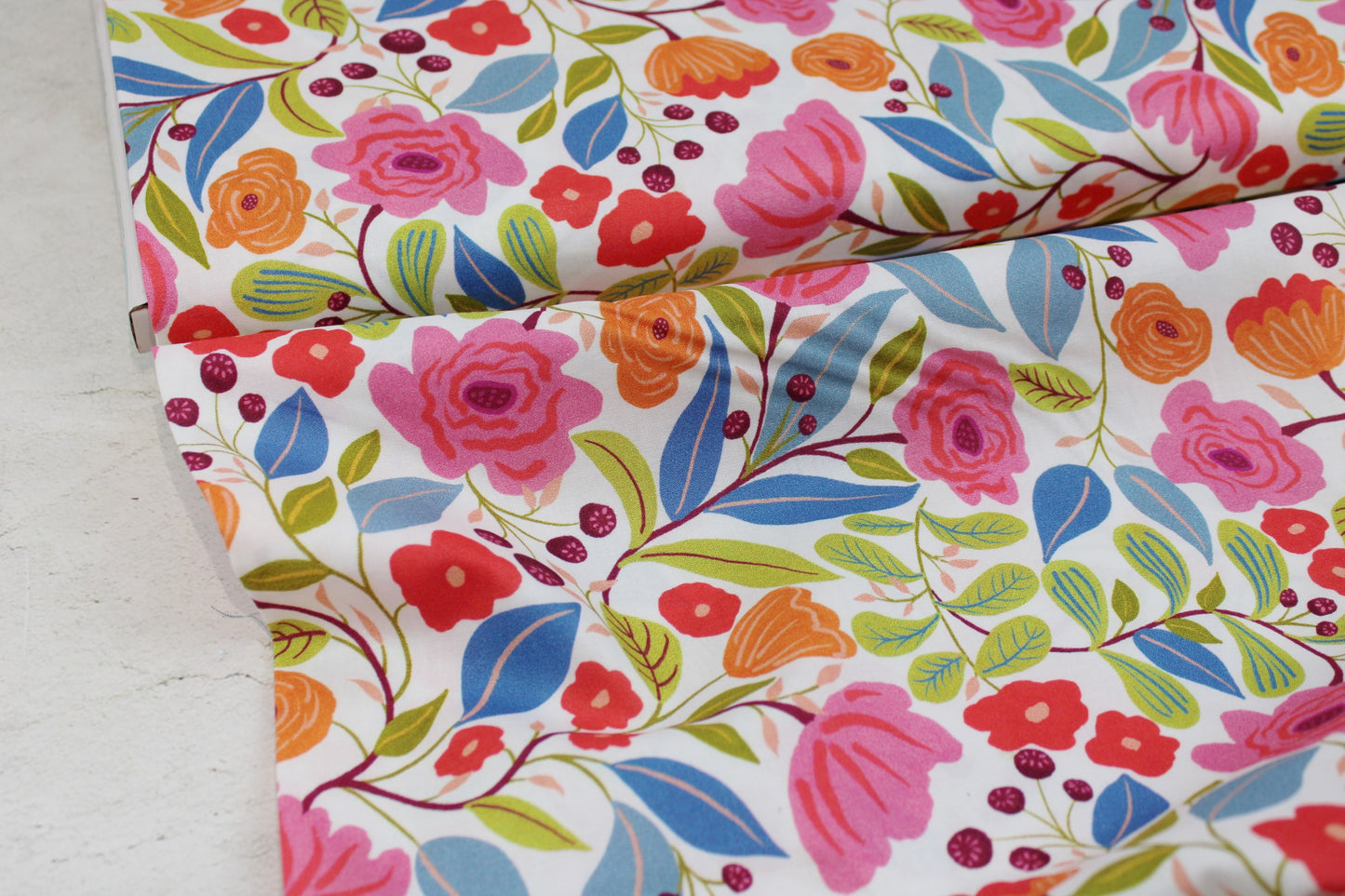 Baumwollstoff Sara´s Garden mit buntem Blumenmuster Ballenansicht
