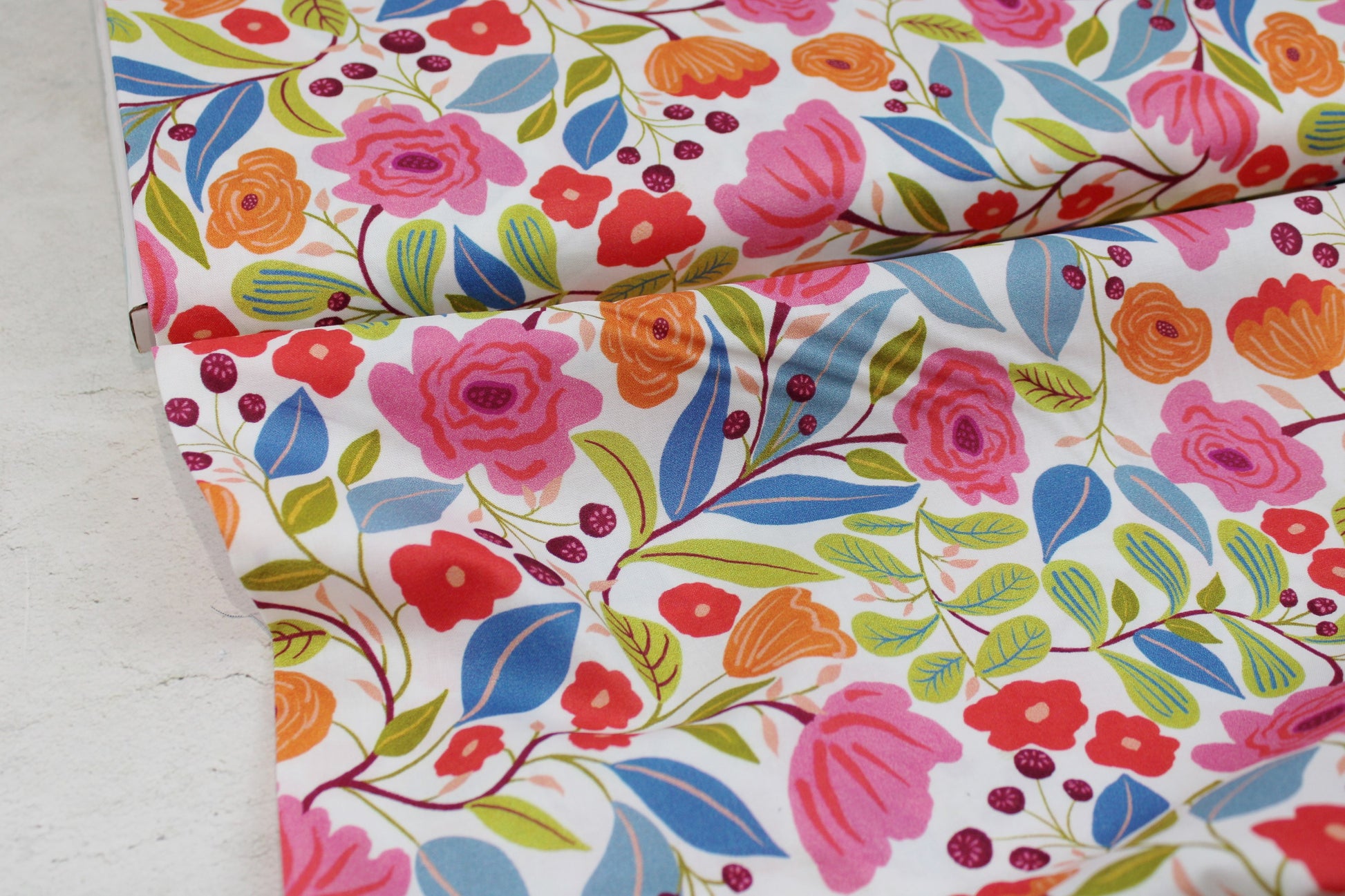 Baumwollstoff Sara´s Garden mit buntem Blumenmuster Ballenansicht