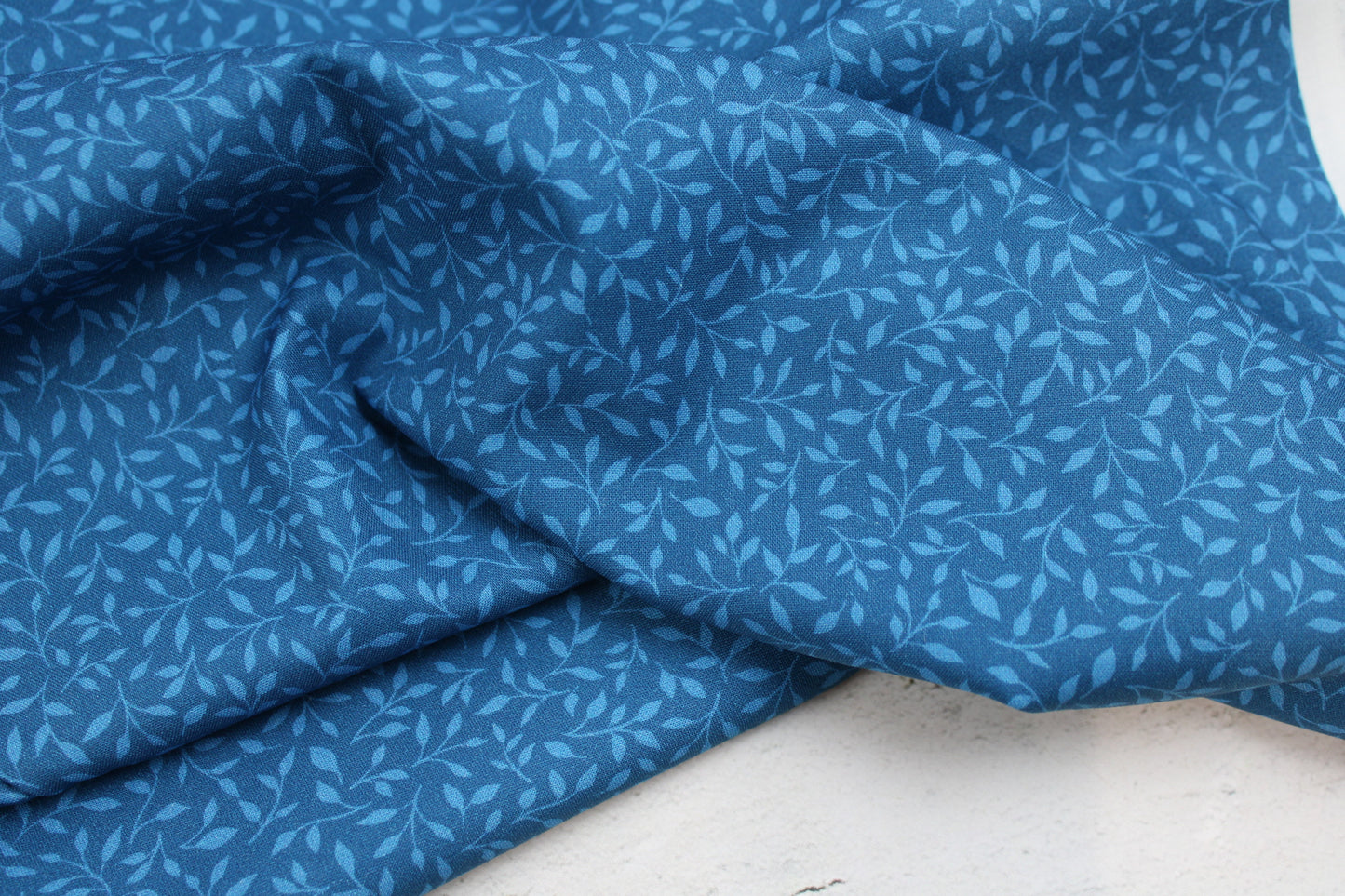 Baumwollstoff Sara´s Garden mit blauem Blättermotiv