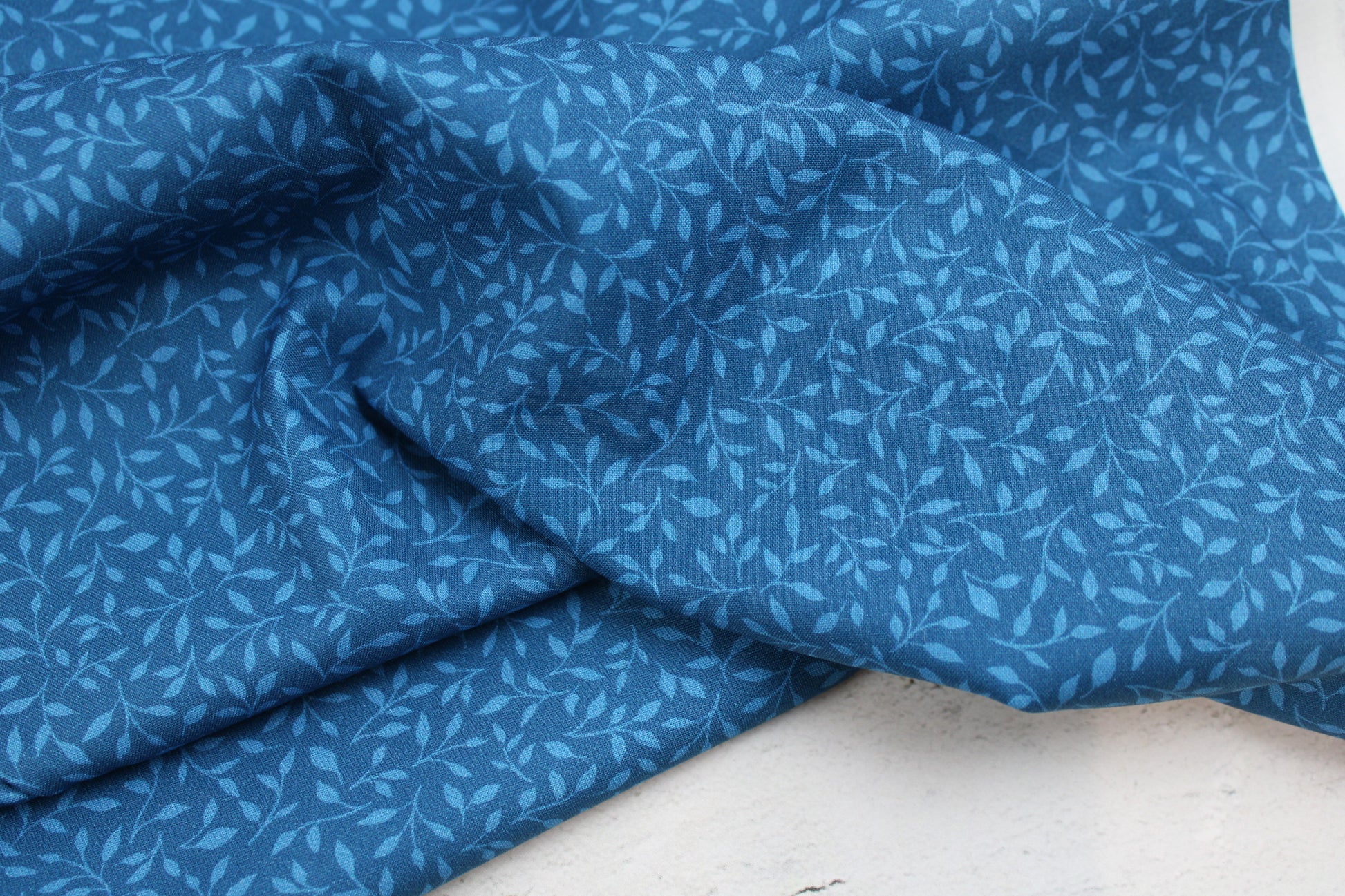 Baumwollstoff Sara´s Garden mit blauem Blättermotiv