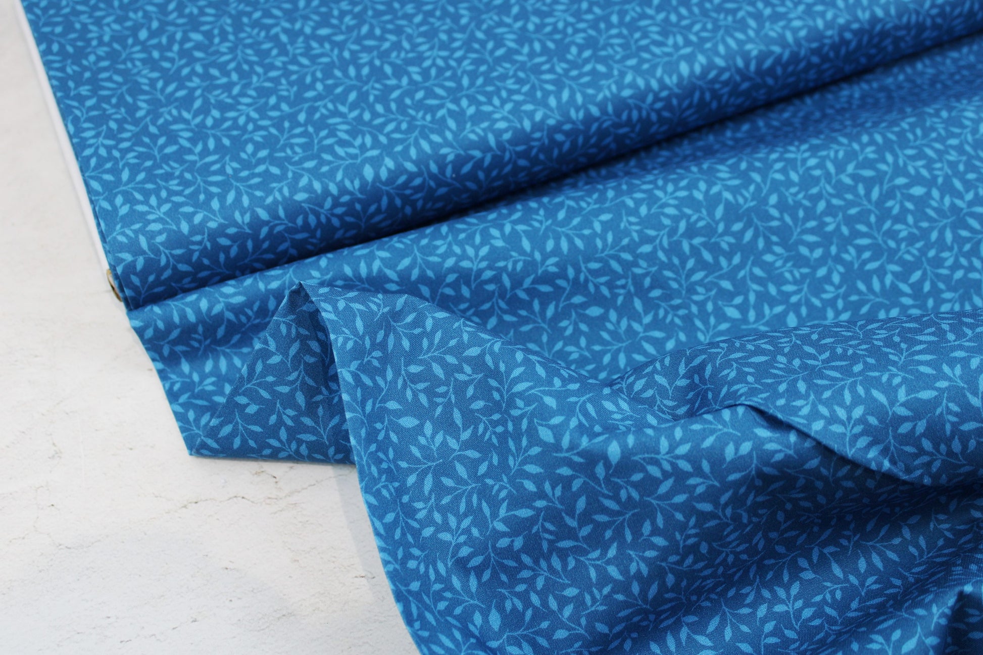 Baumwollstoff Sara´s Garden mit blauem Blättermotiv Ballenansicht