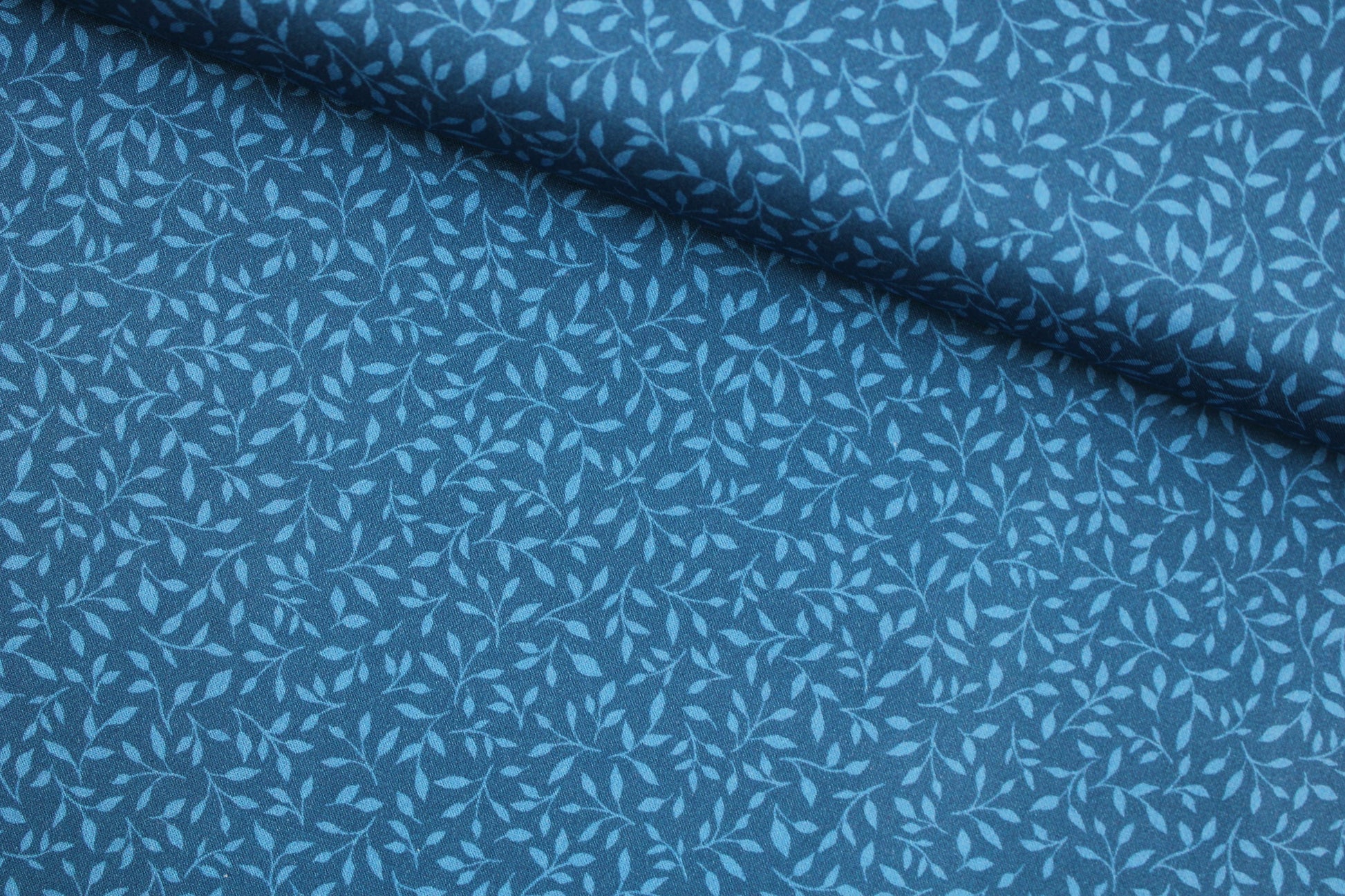 Baumwollstoff Sara´s Garden mit blauem Blättermotiv quer