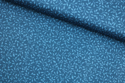 Baumwollstoff Sara´s Garden mit blauem Blättermotiv quer