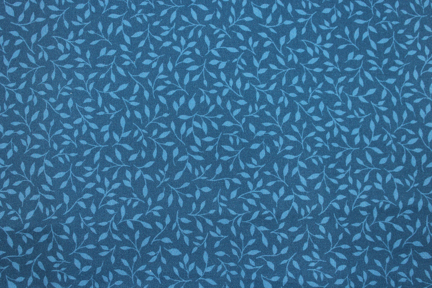 Baumwollstoff Sara´s Garden mit blauem Blättermotiv Detailbild