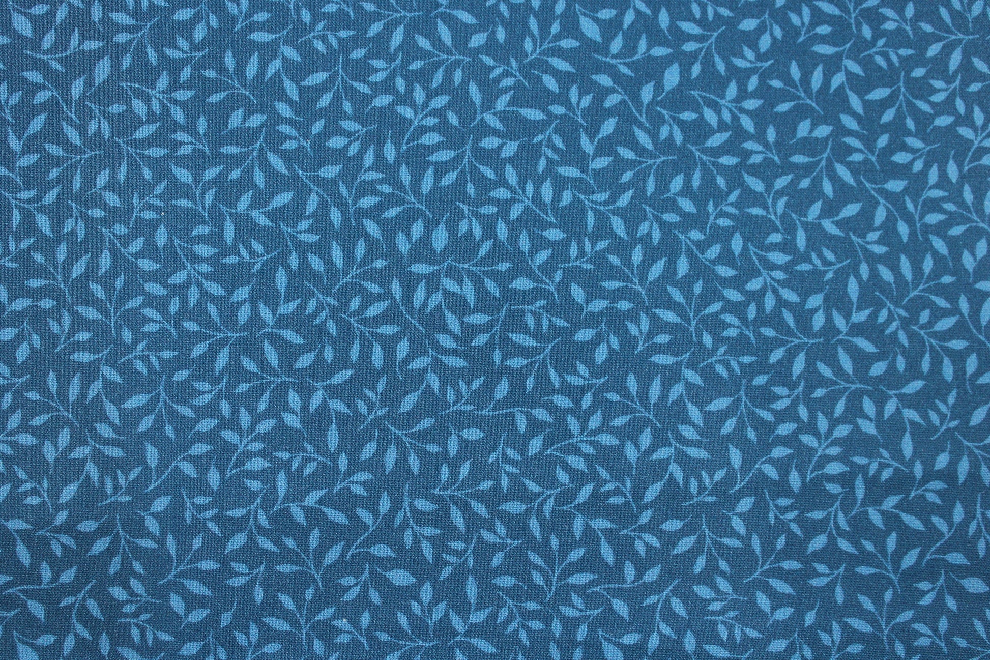 Baumwollstoff Sara´s Garden mit blauem Blättermotiv Detailbild