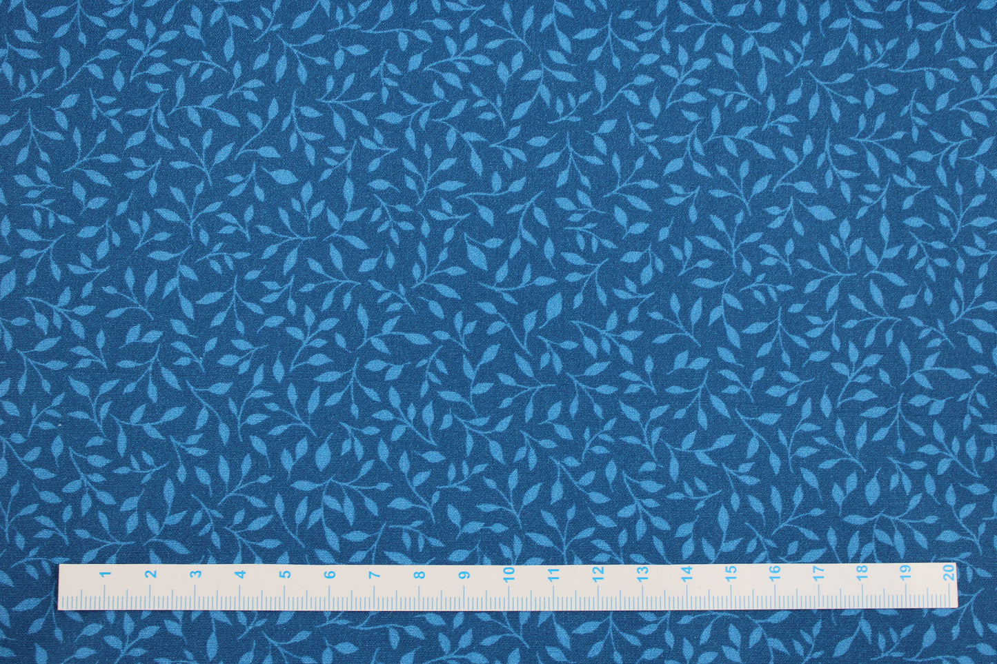 Baumwollstoff Sara´s Garden mit blauem Blättermotiv Maßstab