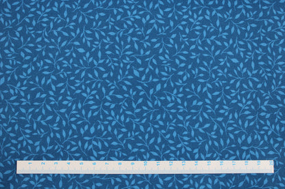 Baumwollstoff Sara´s Garden mit blauem Blättermotiv Maßstab