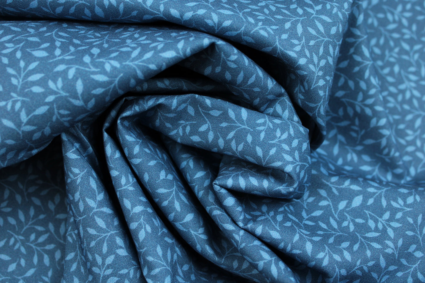 Baumwollstoff Sara´s Garden mit blauem Blättermotiv gedreht