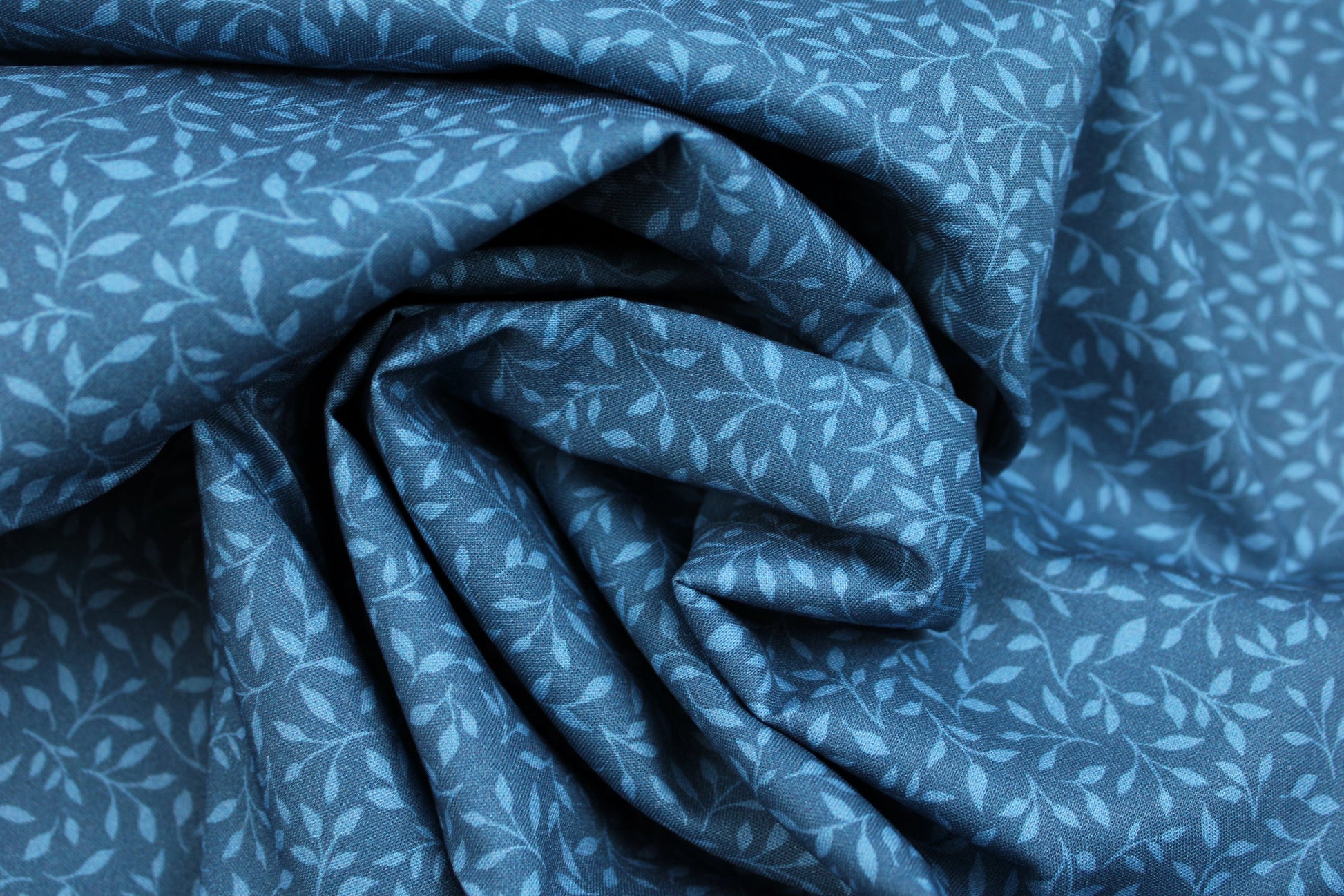 Baumwollstoff Sara´s Garden mit blauem Blättermotiv gedreht