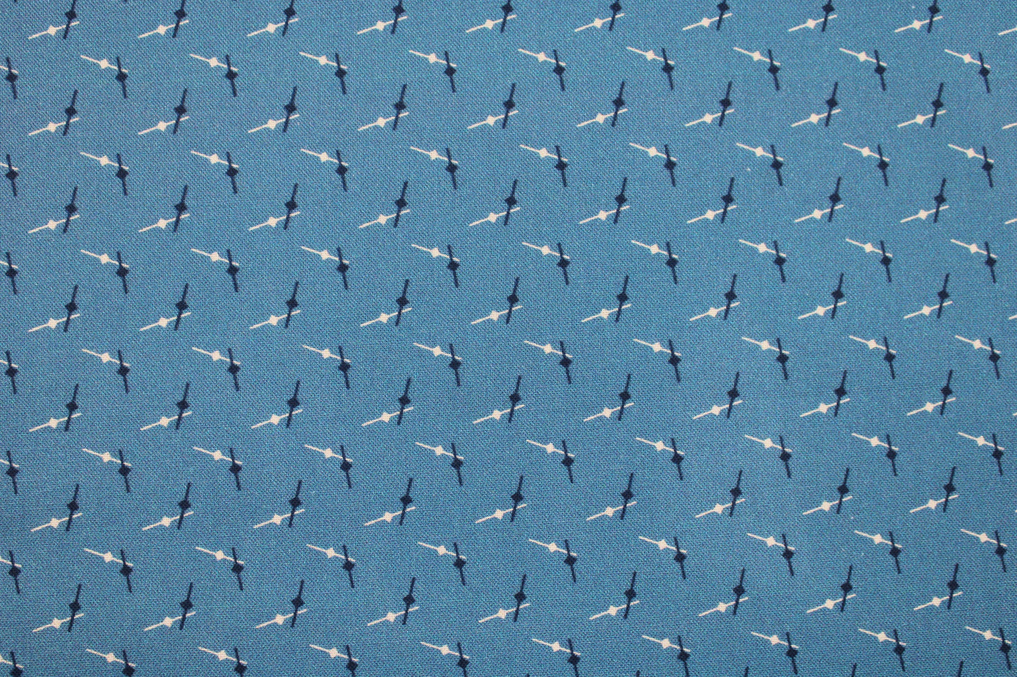 Baumwollstoff mit graphischem Muster auf blauem Grund Detailbild