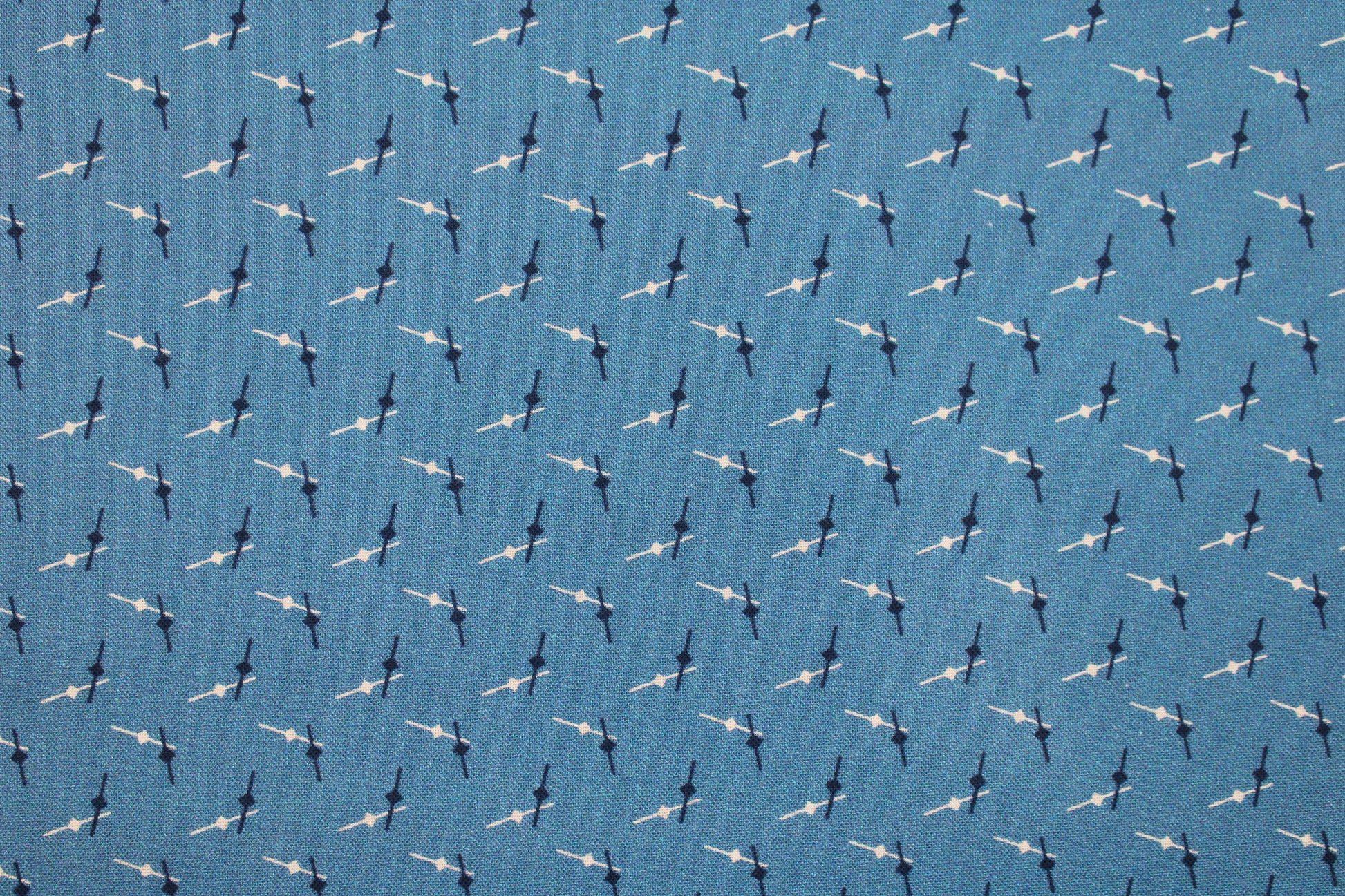 Baumwollstoff mit graphischem Muster auf blauem Grund Detailbild