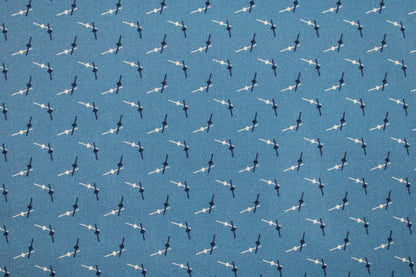 Baumwollstoff mit graphischem Muster auf blauem Grund Detailbild