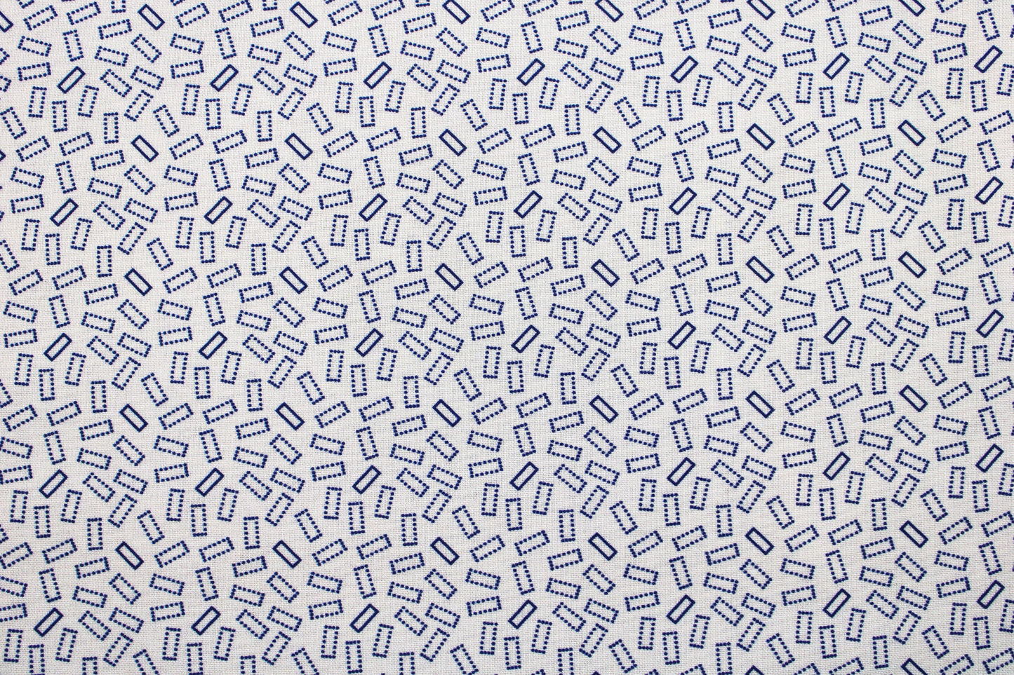 Heller Baumwollstoff mit kleinen Blauen Rechtecken Detailbild