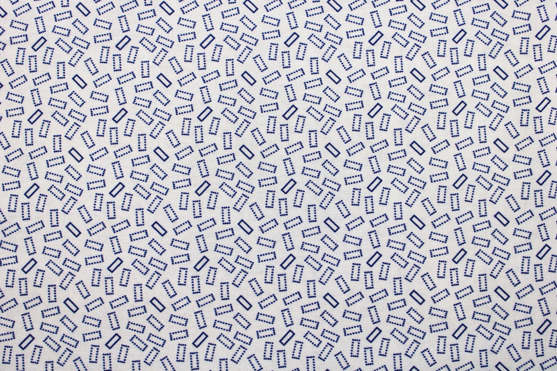 Heller Baumwollstoff mit kleinen Blauen Rechtecken Detailbild